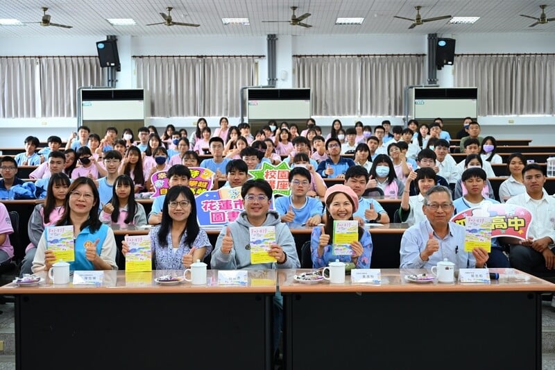 LINE_ALBUM_0515魏嘉彥返母校四維高中　支持文學創作鼓勵學子寫詩追夢_花蓮市長魏嘉彥日_250516_3_3abf1.jpg
